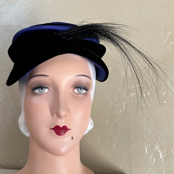 STATELY 1950s\' DESIGNER BLACK VELOUR/BLUE SATIN HAT + LONG FEATHERS main image 11